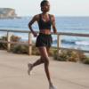 Ensemble Elyx running noir FITTO porté sur une promenade côtière