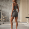 Ensemble Alto FITTO gris porté de dos, sans logo sur le short