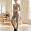 Ensemble Azalée taupe FITTO porté dans un studio Pilates