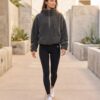 Hoodie FITTO gris – lifestyle Hoodie FITTO gris porté en ville