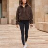Hoodie FITTO marron – lifestyle Hoodie FITTO marron porté en ville
