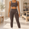 Ensemble Elya marron avec coutures claires et logo FITTO sur le legging, vue de face en studio