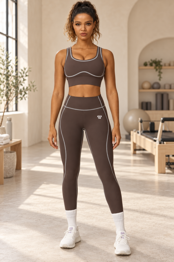 Ensemble Elya marron avec coutures claires et logo FITTO sur le legging, vue de face en studio